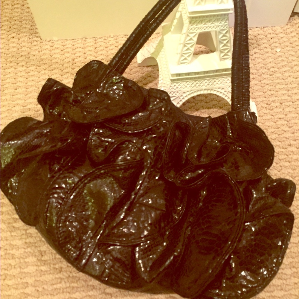 Black patent medium ruffle handbag! 👛